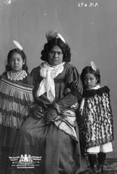 Maori-Frau und zwei Kinder